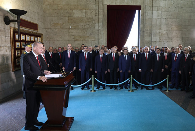 Cumhuriyet'in 100. yılı kutlanıyor! Cumhurbaşkanı Erdoğan Anıtkabir'in ardından tebrikleri kabul etti - Resim: 4