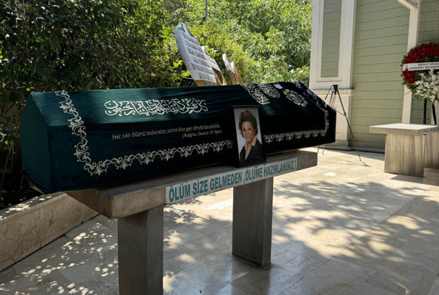 Usta oyuncu Sevil Üstekin son yolculuğuna uğurlandı - Resim: 0