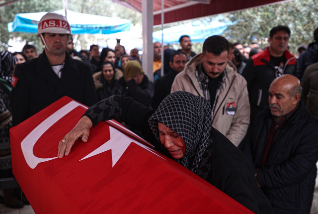Muğla'daki helikopter kazasında ölen pilotun cenazesi, Mersin'de defnedildi - Resim: 2