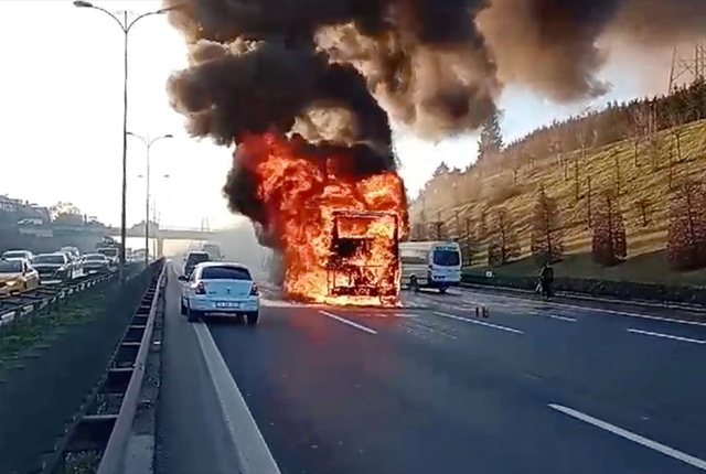 İstanbul'da yolcu otobüsü alev alev yandı! - Resim: 0