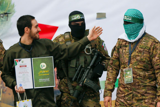 İsrailli esir Kassam Tugayları mensubunun başını öptü - Resim: 1