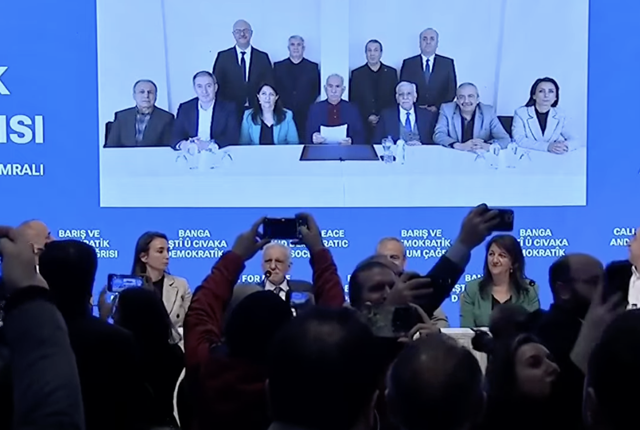 DEM Parti heyeti Öcalan'ın mesajı okudu: "PKK kendisini feshetmelidir!" - Resim: 0