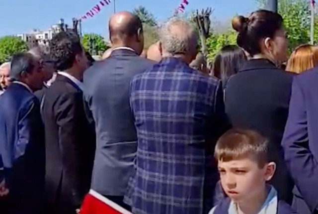 CHP'liler 23 Nisan töreninde çocuklara sırtlarını döndü! AK Partili İnan'dan tepki - Resim: 0