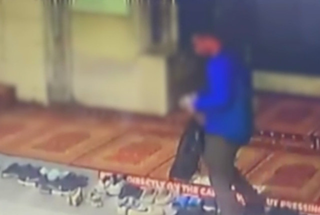 Camide namaz kılarken altın dolu çantası çalındı! Hırsız tutuklandı - Resim: 0