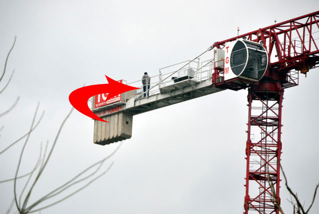 Herkes eylem yapıyor sandı! Vincin önünü bir anda çevirdi ve...  - Resim: 1