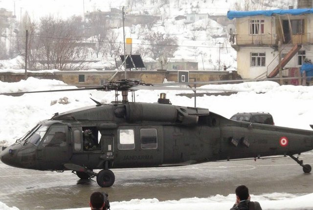 Okul bahçesine askeri uçak indi - Resim: 1