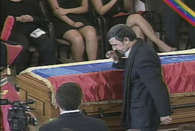 Ahmedinejad'dan Chavez'e son öpücük - Resim: 2