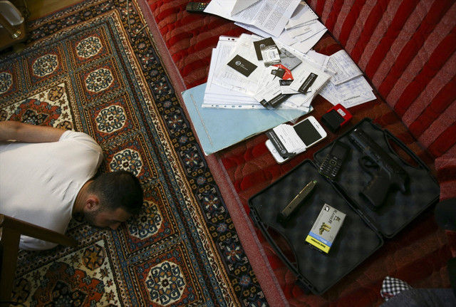 Vize dolandırıcılarına şok baskın! Ünlü oyuncu da tuzağa düşmüş - Resim: 0