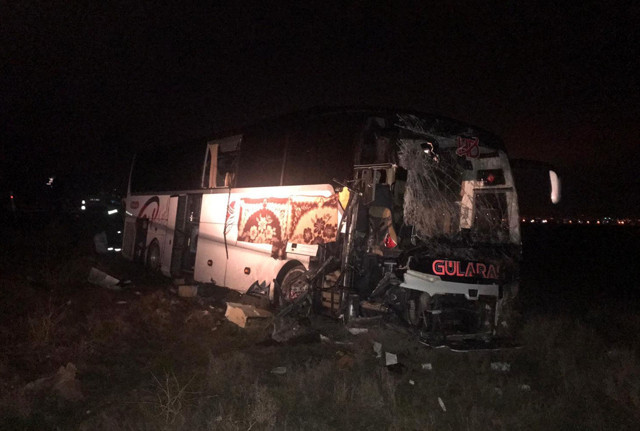 Son dakika yolcu otobüsü tıra arkadan çarpı onlarca yaralı var - Resim: 0