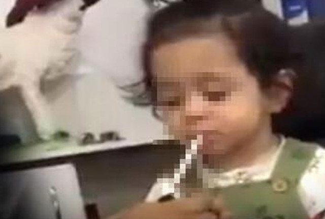 Bir sigara skandalı daha! Henüz 2 yaşında... - Resim: 0