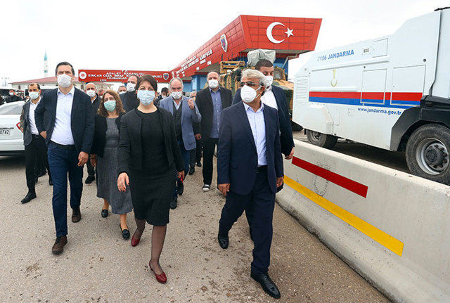 Kobani davası olaylı başladı 'azmettirici' Selahattin Demirtaş 128 milyar dolar nerede' yazılı kağıdı gösterdi - Resim: 0