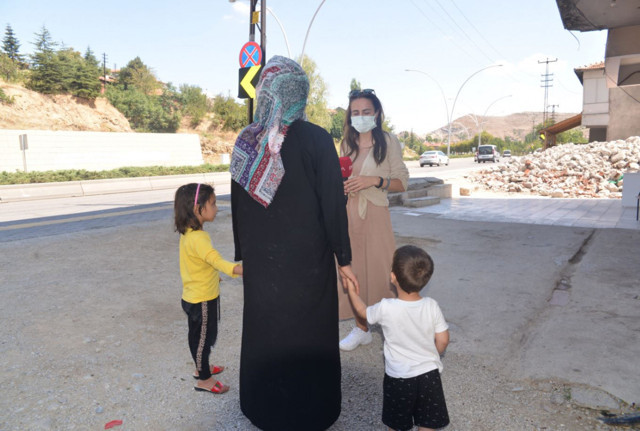 Taliban'dan kaçan Afgan kadın ülkesinde kalan ailesi için ağladı: Haber alamıyorum - Resim: 0