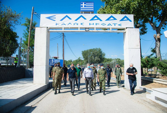 Yunanistan'dan 'Afgan göçmen' akınına karşı önlem! Türkiye sınırına çelik duvar örüldü - Resim: 4
