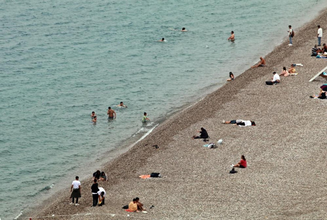 Antalya’nın dünyaca ünlü sahilinde bayram yoğunluğu - Resim: 0