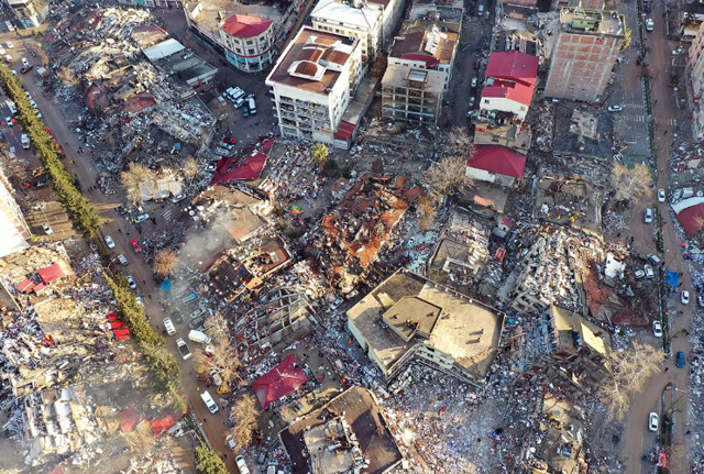 Deprem profesörü Ahmet Ercan şok etti! Göçük atında 184 bin kişi var - Resim: 0