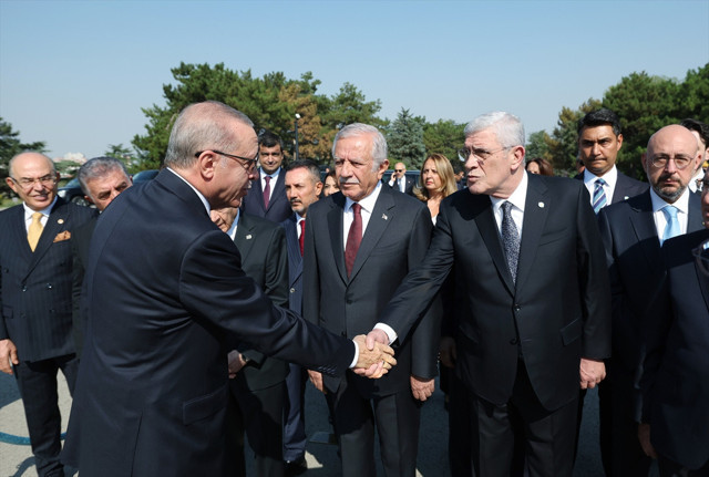 Cumhurbaşkanı Erdoğan başkanlığındaki devlet erkanı Anıtkabir'i ziyaret etti - Resim: 5