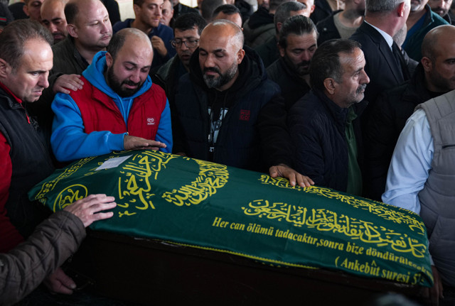 İzmir'de haşere ilaçlaması sonrası zehirlenerek ölen bebek son yolculuğuna uğurlandı - Resim: 1