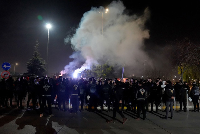 Beşiktaşlı taraftarlardan, siyah-beyazlı takıma İstanbul dönüşünde tepki - Resim: 2