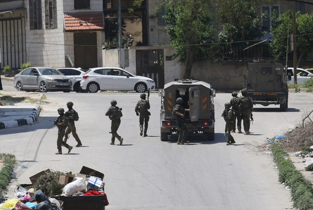 İsrail ordusu, Batı Şeria'da 13 Filistinliyi gözaltına aldı - Resim: 1
