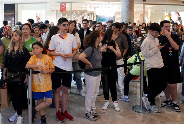 Muslera imza gününde taraftarla buluştu gergin anlar yaşandı - Resim: 0