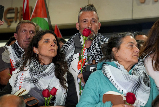 Sumud Filosu aktivistleri i&ccedil;in İstanbul havalimanında karşılama t&ouml;reni d&uuml;zenlendi - Resim: 1