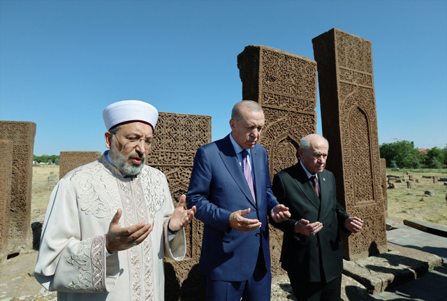 Cumhurbaşkanı Erdoğan, Sel&ccedil;uklu Meydan Mezarlığı'nı ziyaret etti - Resim: 0
