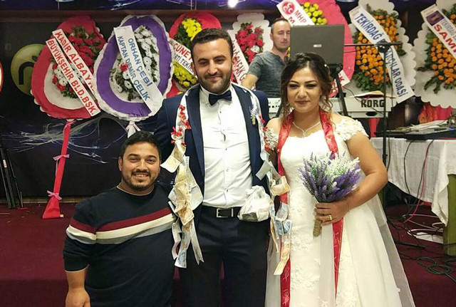 Düğünde takı yerine öyle bir şey taktı ki görenler gözlerine inanamadı! - Resim: 3