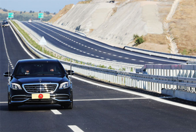 Cumhurbaşkanı Erdoğan makam aracını kullandı - Resim: 1