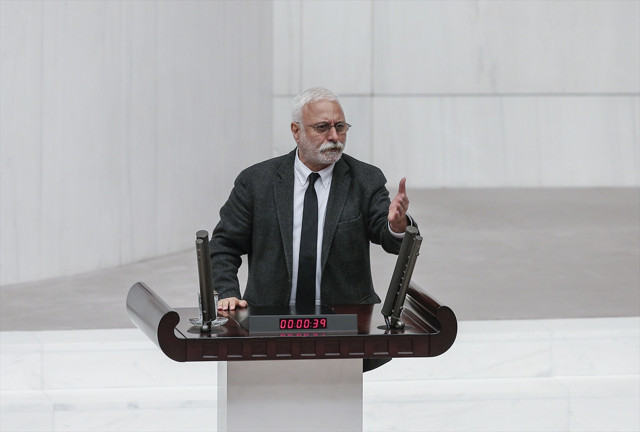 TBMM'de kavga hakaretler havada uçuştu vekiller birbirlerini üzerine yürüdü - Resim: 5