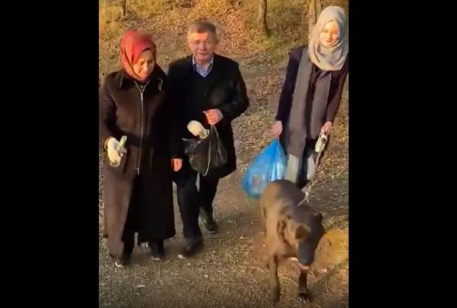 Ahmet Davutoğlu çöp toplamaya çıktı! - Resim: 0