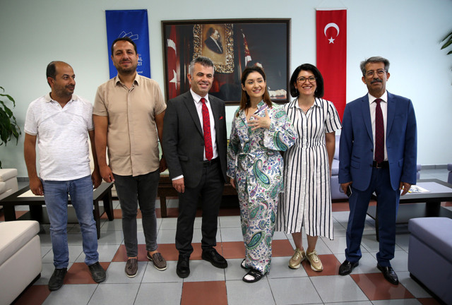 Ünlü Azeri şarkıcıdan mest eden hareket! Kardeşini hayata bağladı - Resim: 0