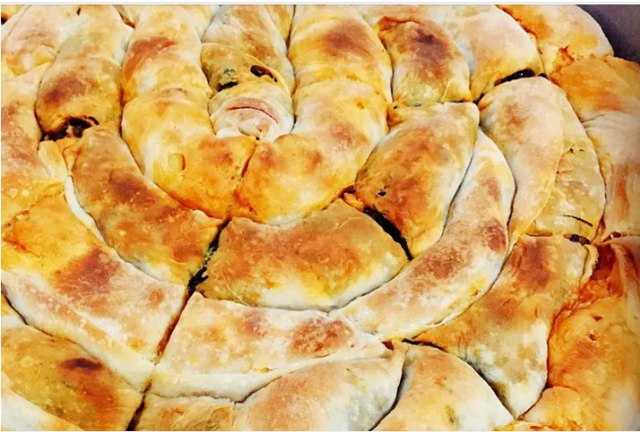Haftasonuna yapın! Kokusuyla tüm aileyi masaya toplayacak kolay dolama börek tarifi - Resim: 0
