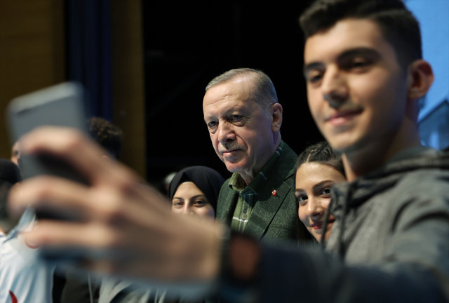 Cumhurbaşkanı Erdoğan Diyabakırlı gençlerle buluştu: "FETÖ'cülerle Hamburger yemenin derdinde değiliz" - Resim: 2