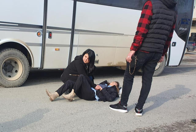 Bursa'da feci kaza! Otomobilin çarptığı kadın böyle havalandı - Resim: 0