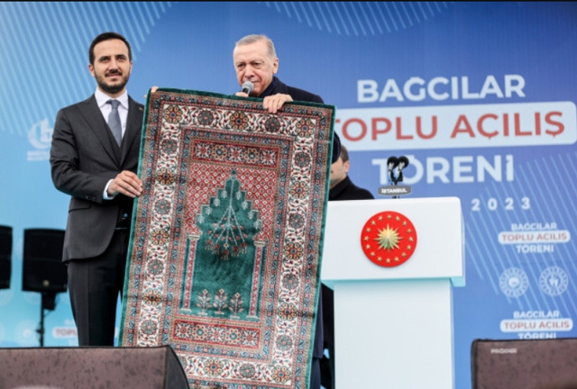 "Görmedim, çok üzgünüm" demişti... Kemal Kılıçdaroğlu'nun seccade üzerinde yeni görüntüleri ortaya çıktı! - Resim: 2