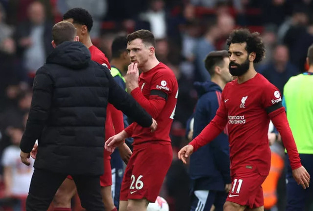Premier Lig'de skandal olay! Liverpool Arsenal maçında hakem yıldız futbolcuya dirsek attı - Resim: 1