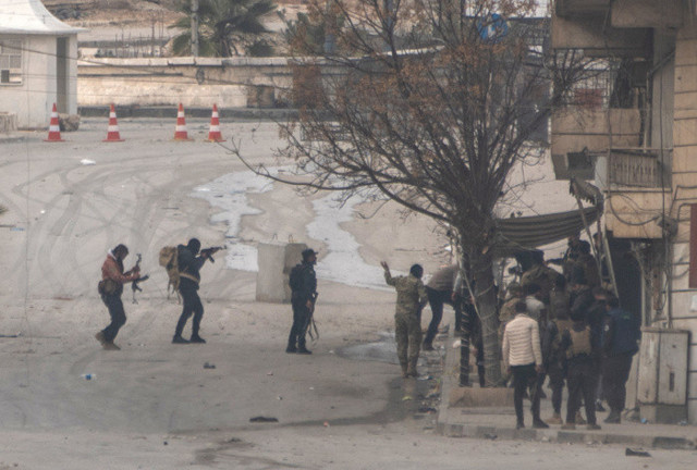Suriye ordusu Halep'te YPG işgali altındaki Eşrefiyye ve Beni Zeyd'de büyük ölçüde kontrolü sağladı - Resim: 0