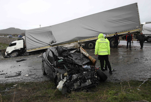 Bitlis'te otomobil ile tır çarpıştı! Feci kazada 2 kişi öldü - Resim: 0