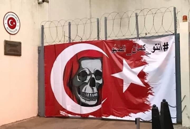 Cumhurbaşkanı küstah sözleri sonrası Lübnan'da Türk Büyükelçiliği'ne provakatif saldırı - Resim: 0