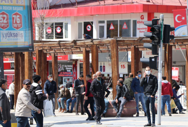 Yasak bitti Vanlılar sokaklara akın etti - Resim: 0