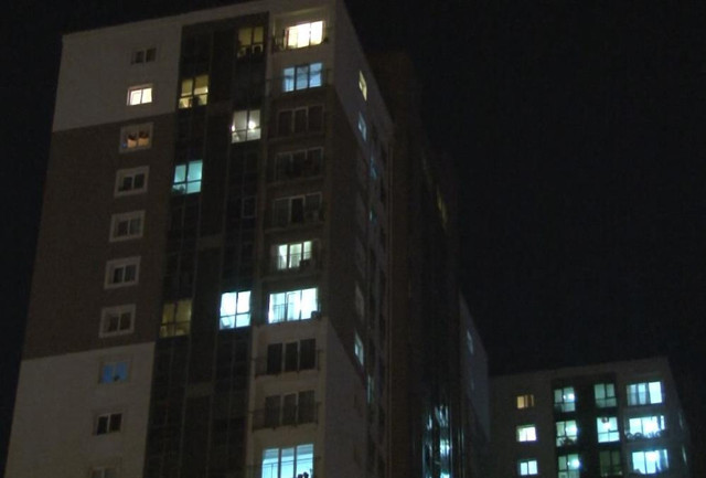 Evde önce yangın çıkardı, sonra balkondan atlayıp intihar etmek istedi! Site sakinleri böyle dövdü - Resim: 0