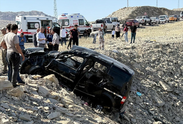Şırnak'ta hafif ticari araç şarampole devrildi: 3 ölü, 3 ağır yaralı - Resim: 0