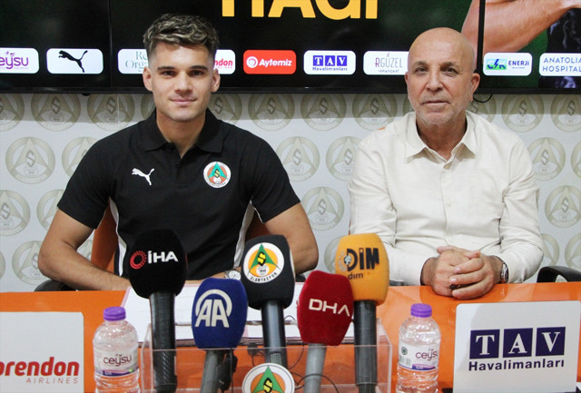 Süper Lig ekibi, Galatasaray efsanesi Hagi'nin oğlunu transfer etti - Resim: 0