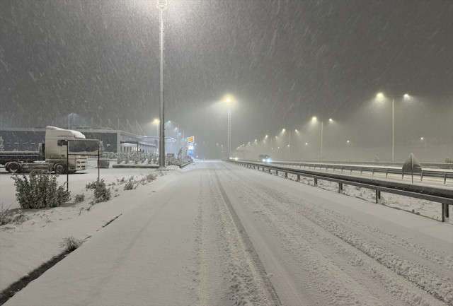 İstanbul'da kar yağışı etkili oldu Sarıyer ve Beykoz'da bazı araçlar yolda kaldı - Resim: 1