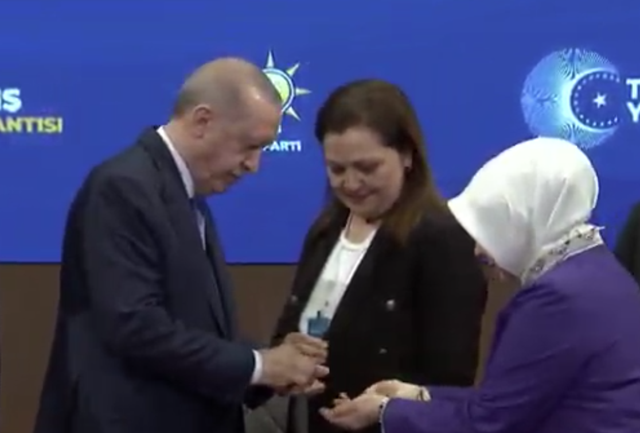 Burcu K&ouml;ksal ve Veysel Top&ccedil;u AK Parti'ye katıldı! Cumhurbaşkanı Erdoğan: Afyonkarahisar i&ccedil;in birlikte &ccedil;alışacağız - Resim: 1