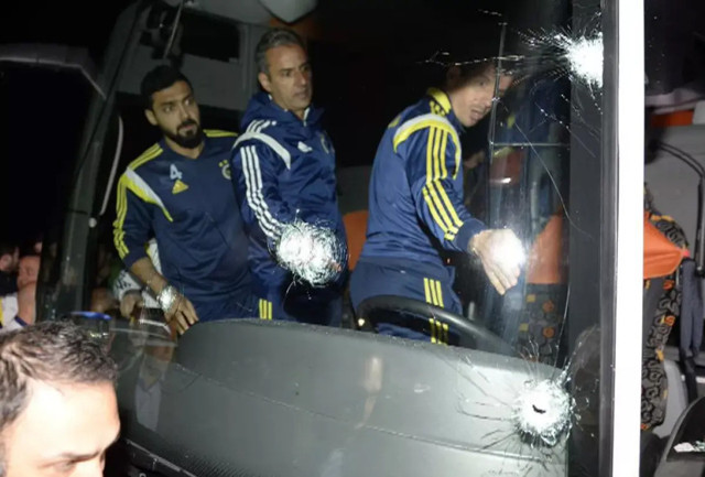 Bakan Gürlek duyurdu! Fenerbahçe otobüsüne saldırı soruşturması: 5 gözaltı - Resim: 0