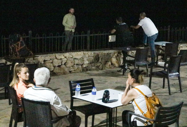 İntihara kalkıştı çevredekiler aralarında para toplayıp vazgeçirdi - Resim: 0