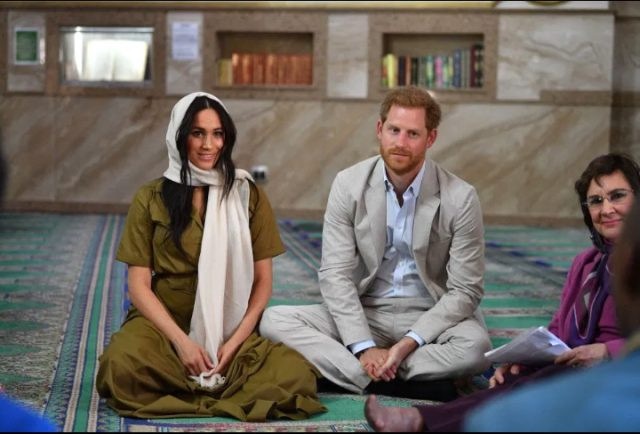 Prens Harry'nin eşi Meghan Markle cami ziyareti için başörtü taktı - Resim: 0