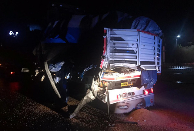 Son dakika yolcu otobüsü tıra arkadan çarpı onlarca yaralı var - Resim: 1