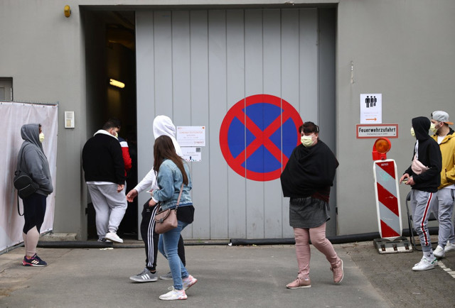 Almanya’da koronavirüs vaka sayısı aniden binlerce arttı! 3 milyon Türk için korkutan tablo - Resim: 0